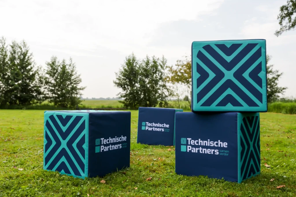 Blokken in een grasveld opgestapeld